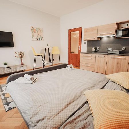 Ferienwohnung Elegant Studio, 400M From The Square Pilsen Exterior foto