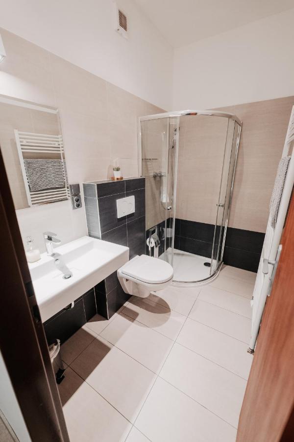 Ferienwohnung Elegant Studio, 400M From The Square Pilsen Exterior foto