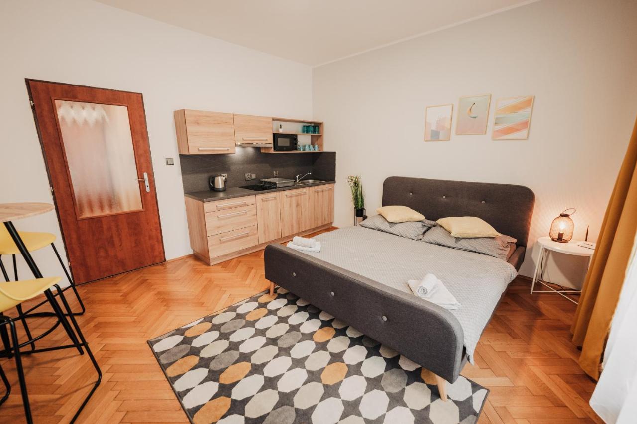 Ferienwohnung Elegant Studio, 400M From The Square Pilsen Exterior foto